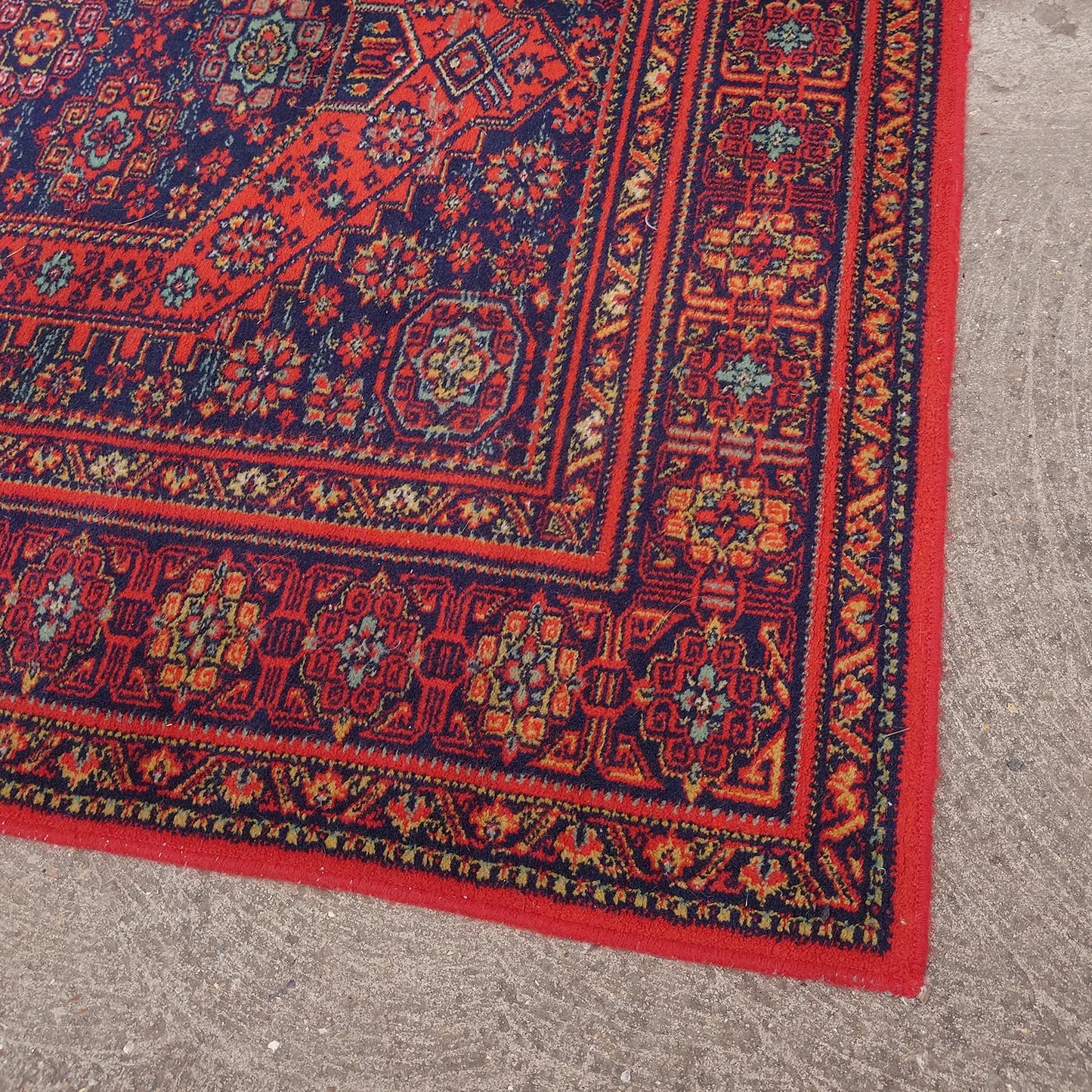 Détail tapis rouge berbère