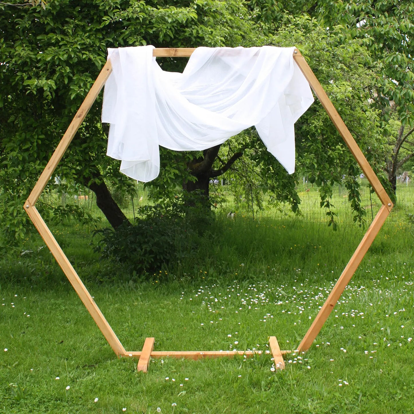 arche hexagonale avec tissu drapé