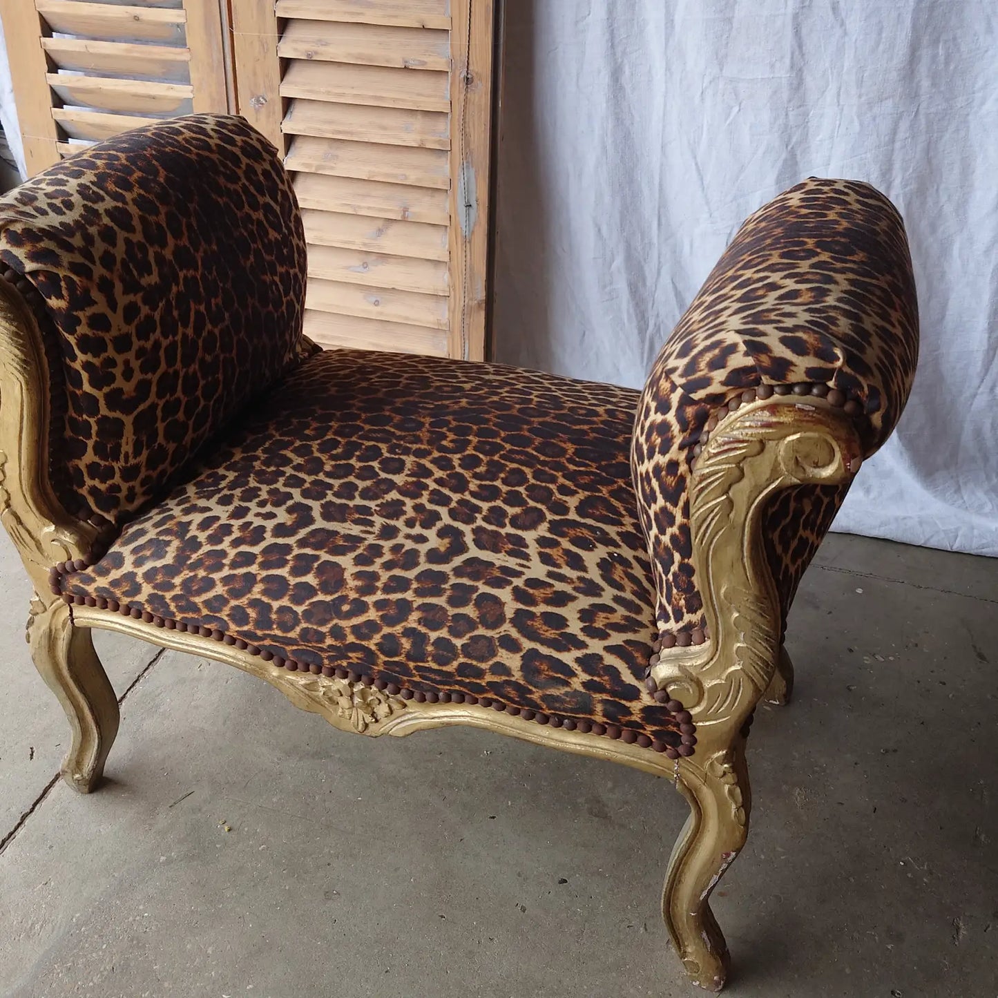 Assise motif léopard et pieds dorés
