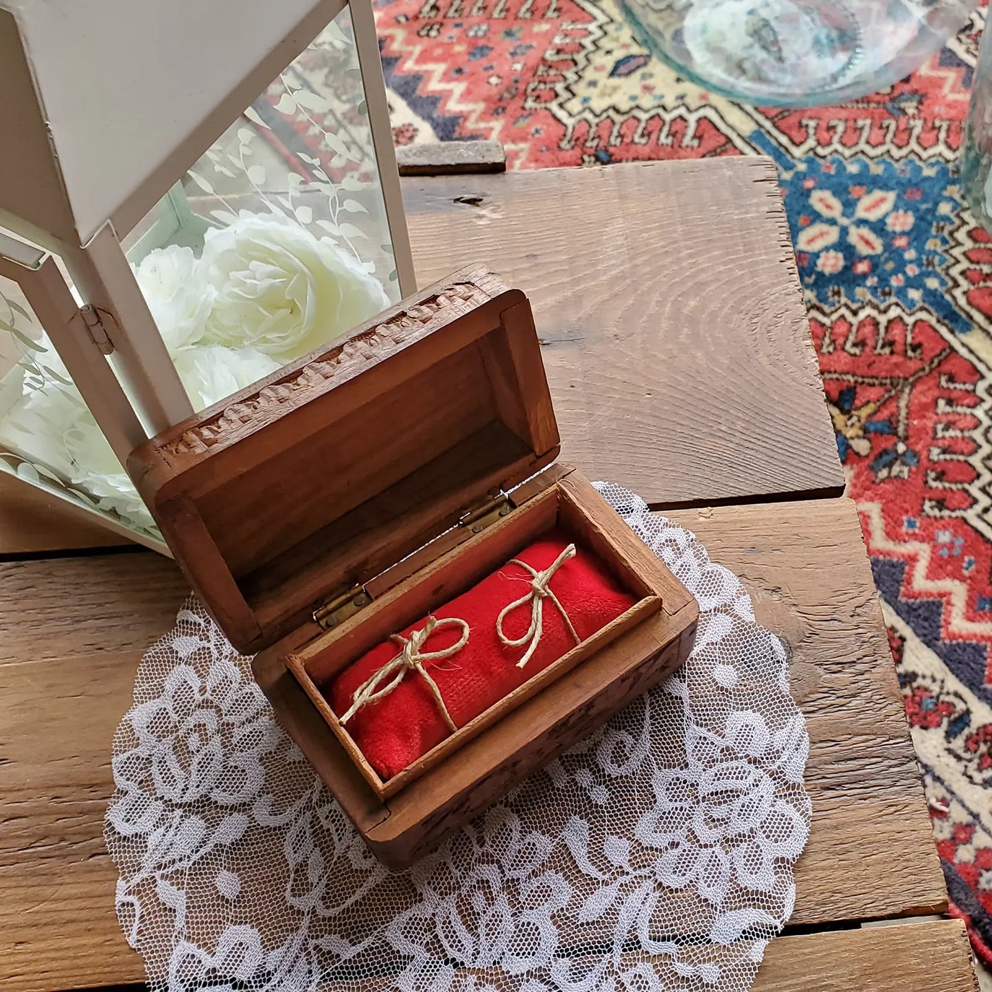 Boîte à alliances en bois avec coussin rouge