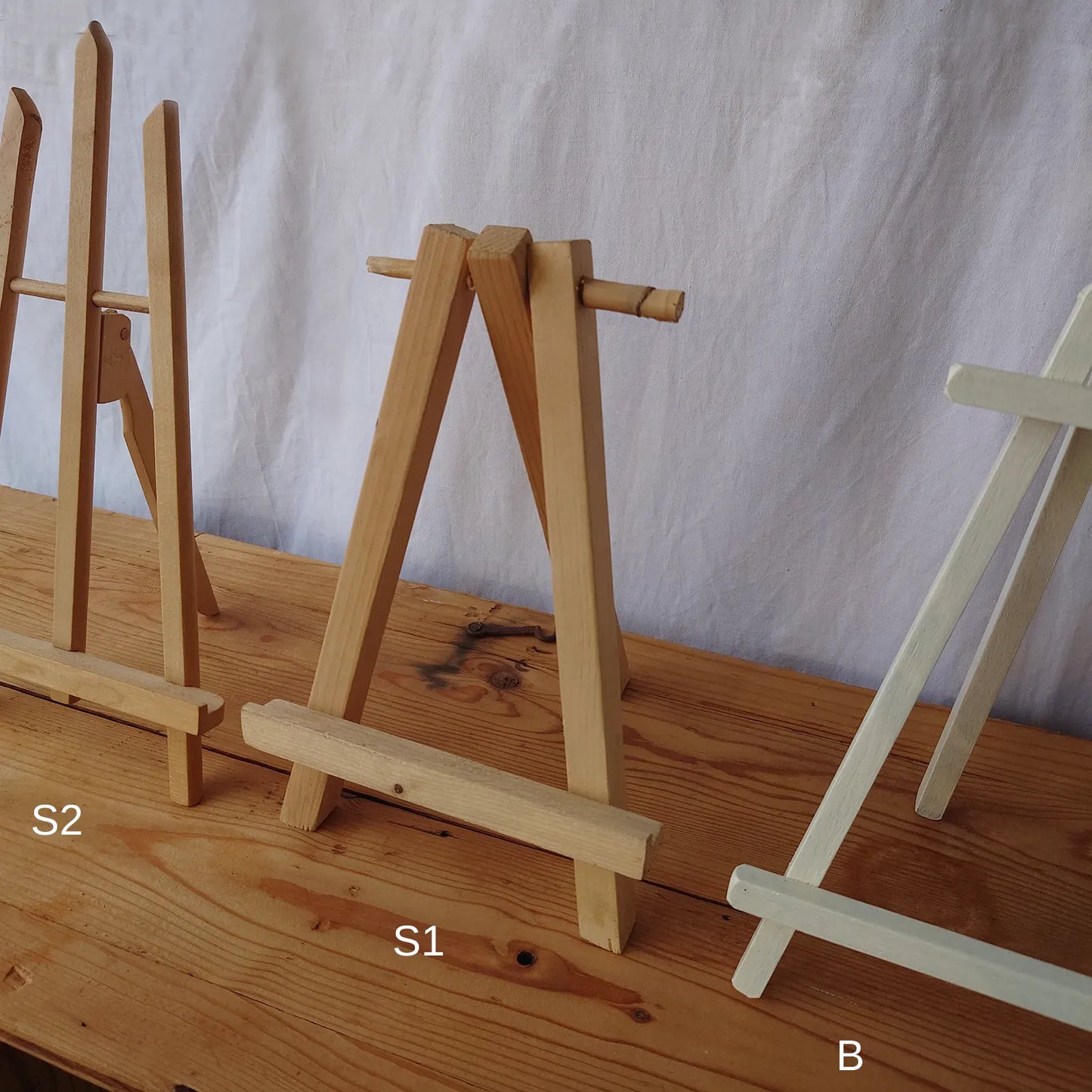 Détail d'un petit chevalet en bois sur table