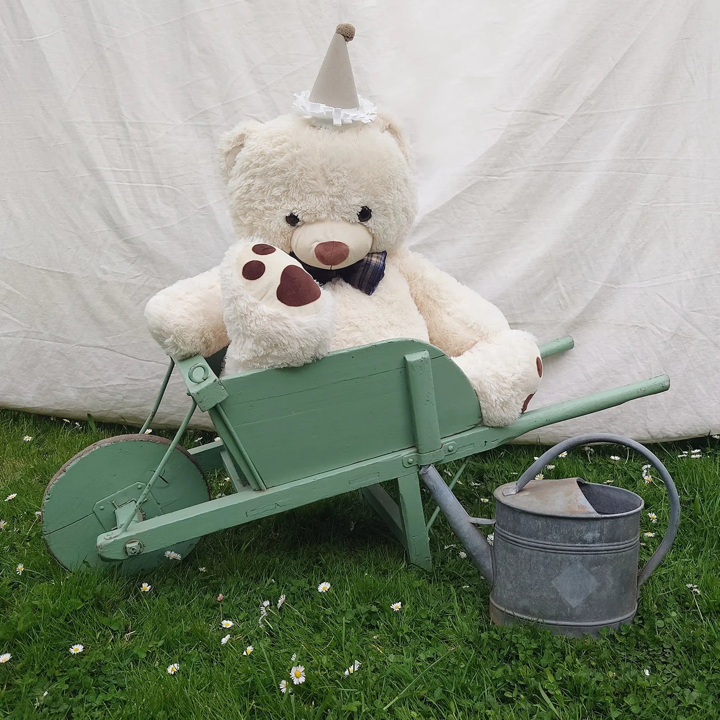 Brouette enfant verre en bois avec ours peluche