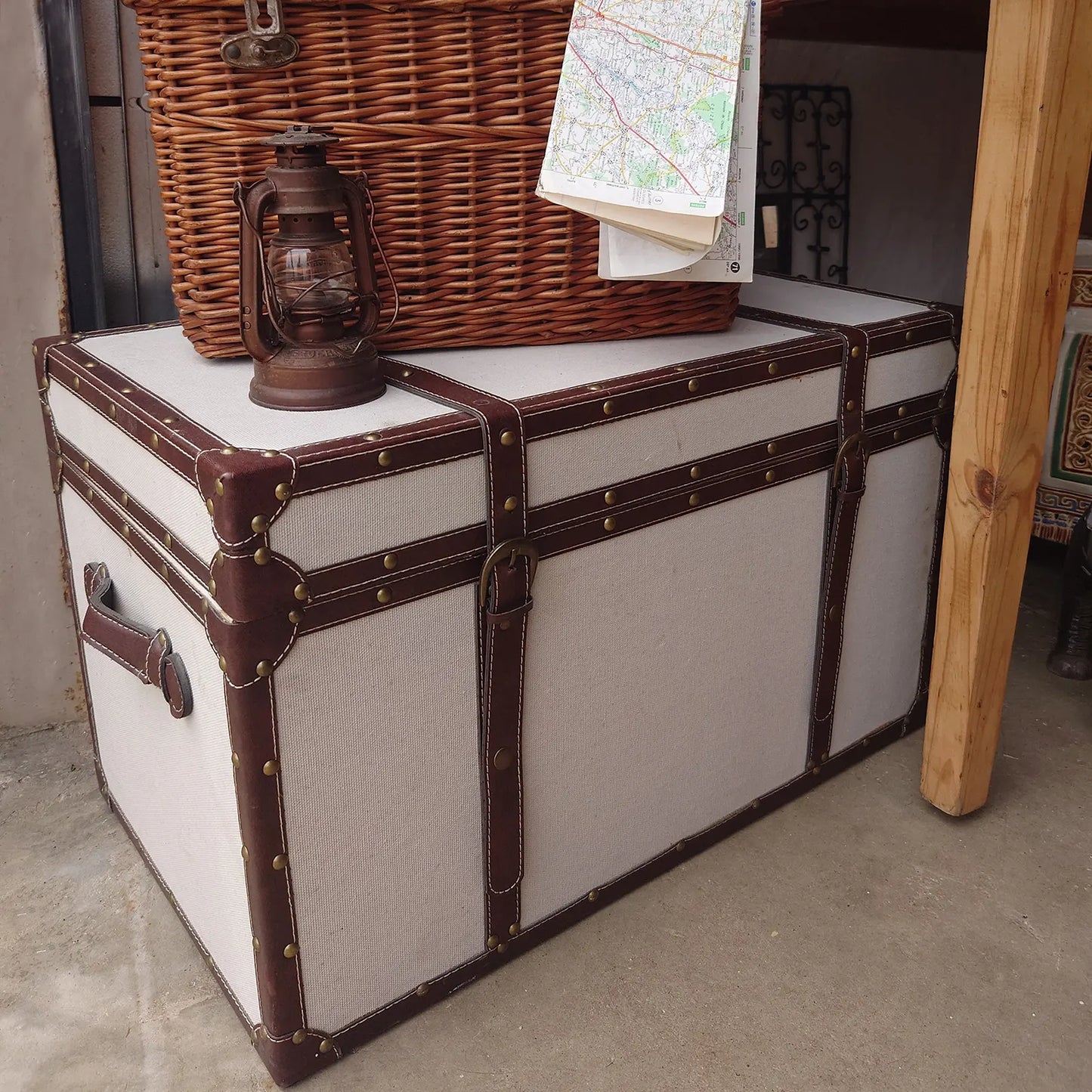 Malle de voyage style vintage avec petite lampe tempête