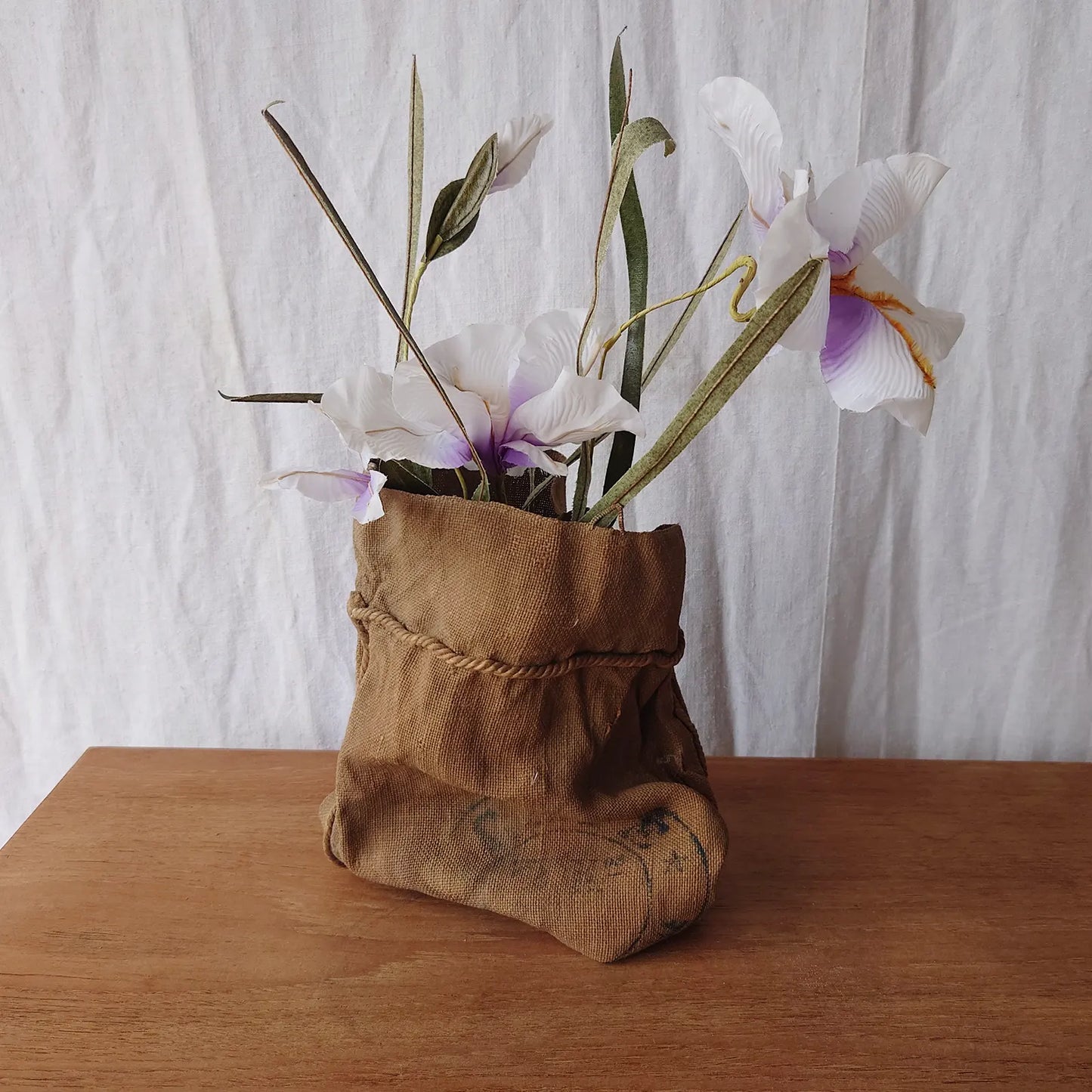 Fleurs dans pochon toile de jute