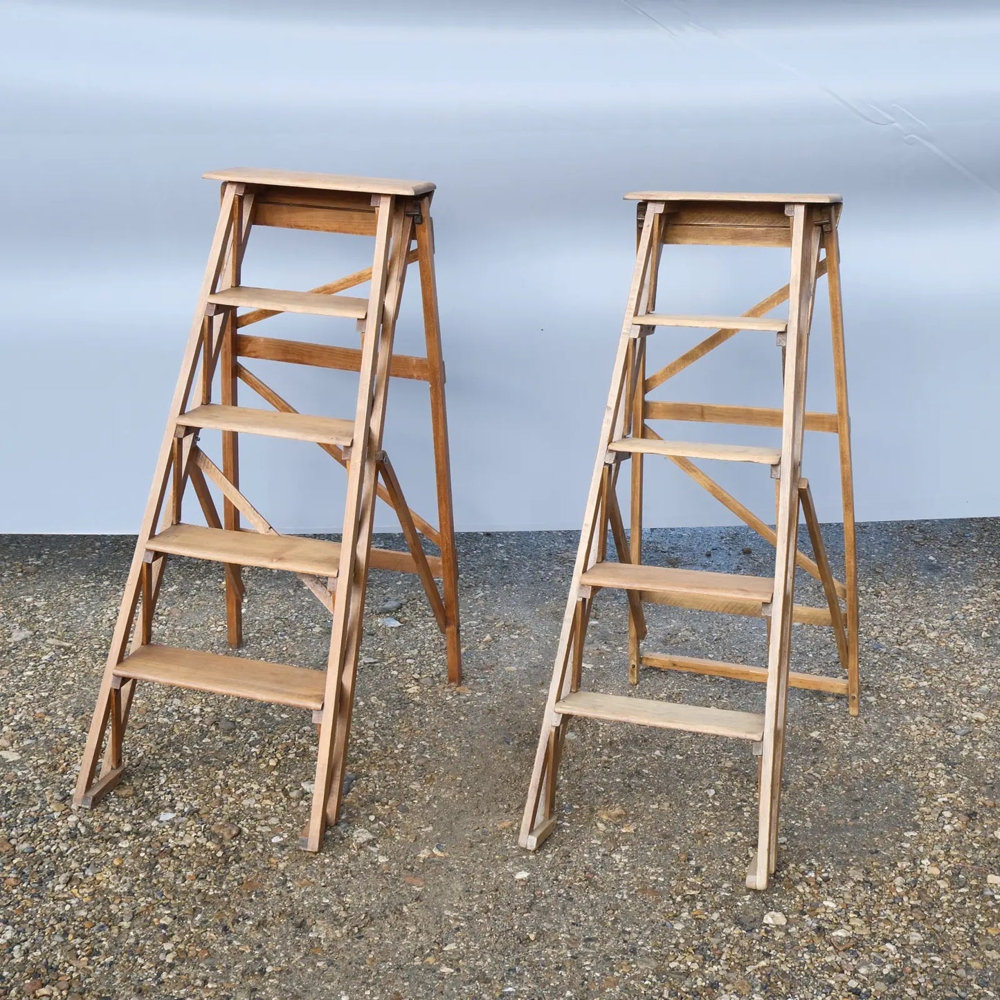 Escabeau taille moyenne en bois