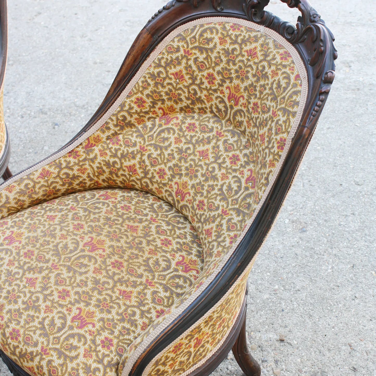 détail fauteuil en tissu ave fleurs