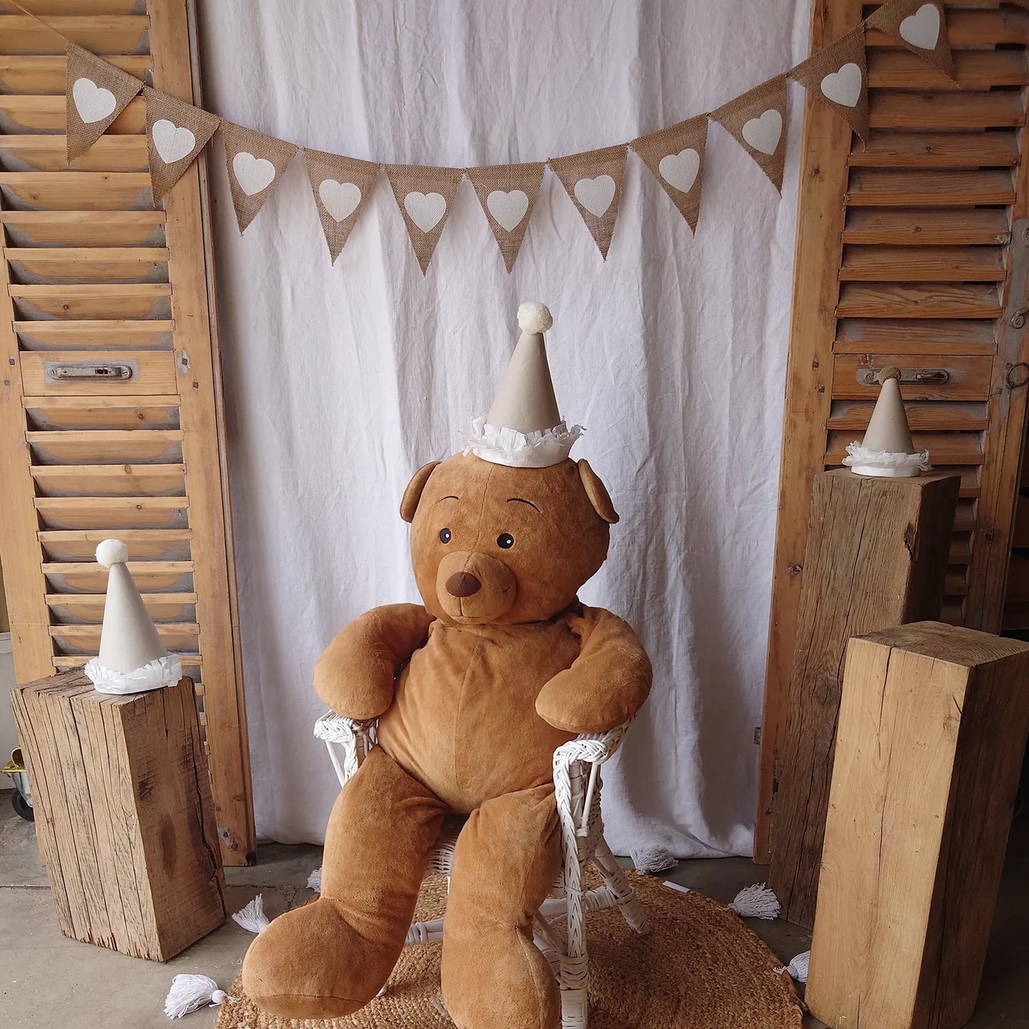 Ambiance anniversaire enfant avec chapeau pointu et guirlande fanion