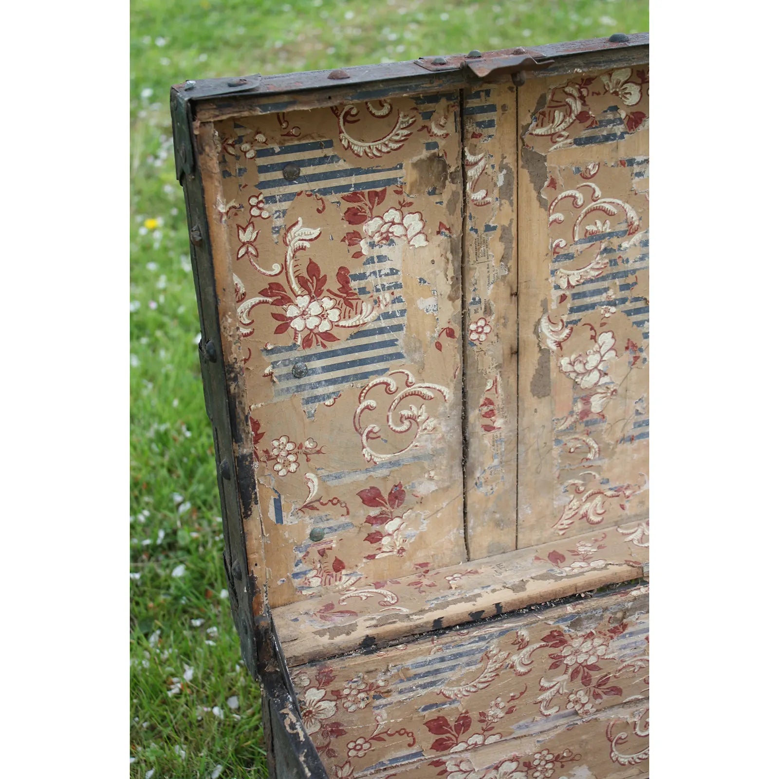 détails papier collé à l'intérieur d'une malle ancienne