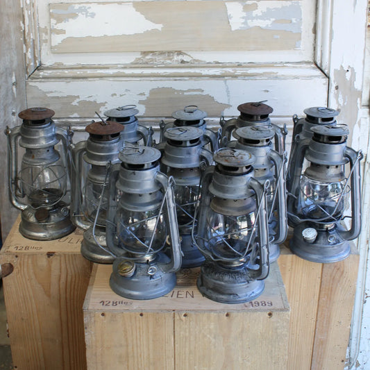 lampes à pétroles grises