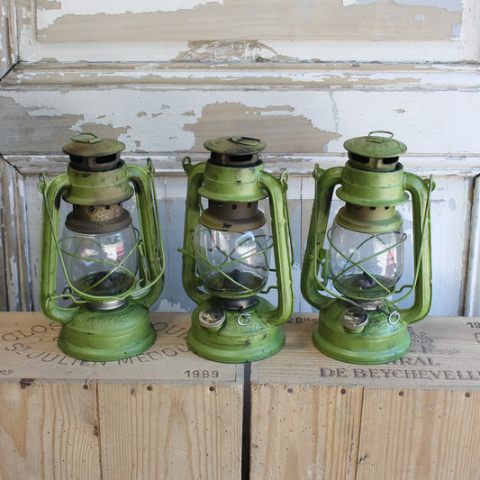 trois lampes tempête vertes