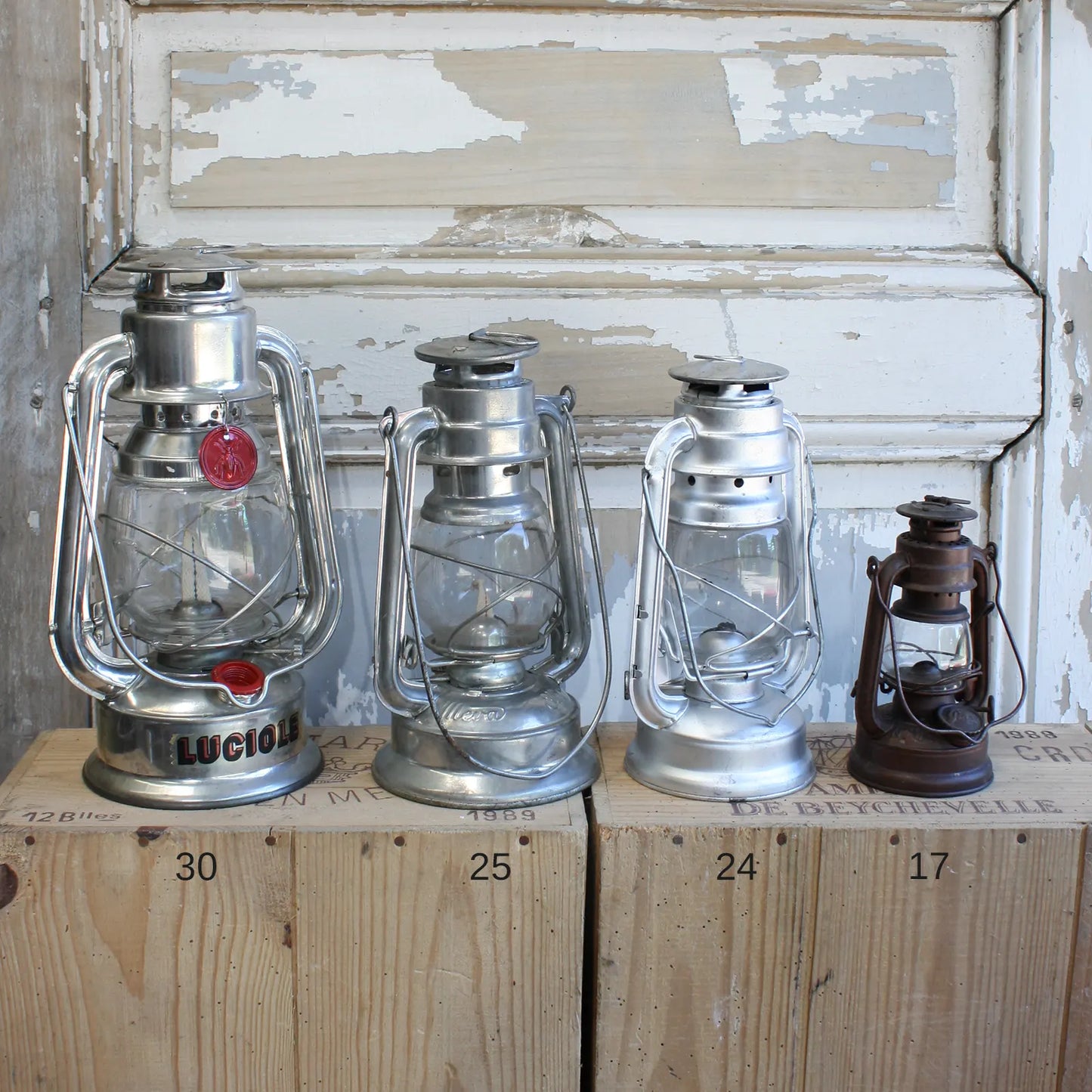 Lampes à pétroles sur caisse en bois
