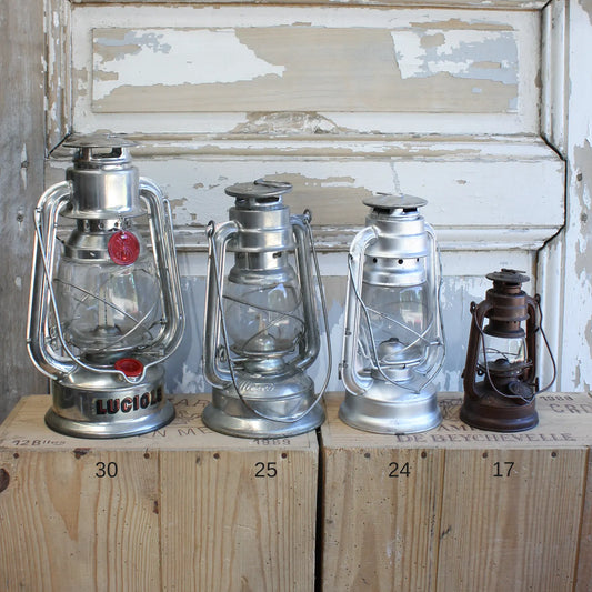 Lampes à pétroles sur caisse en bois