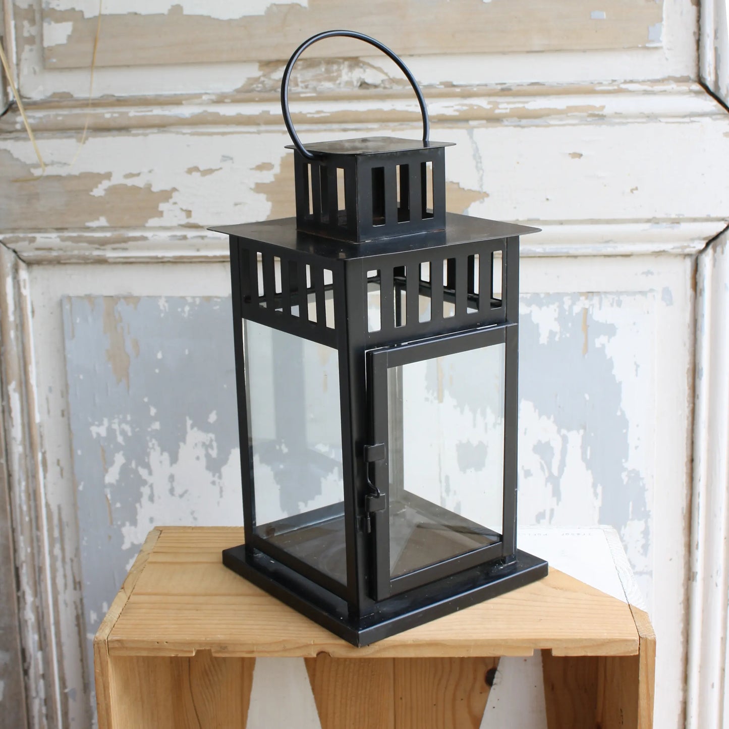 lanterne noire carrée avec vitres en verre