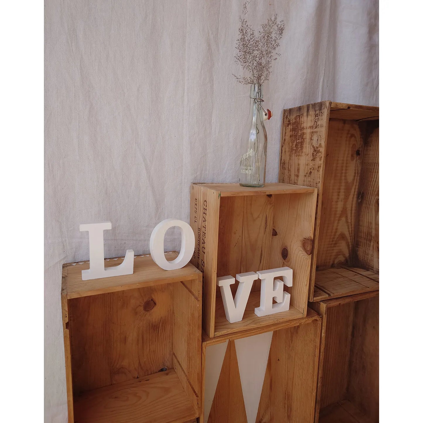 petites lettres blanches LOVE dans caisses à vin