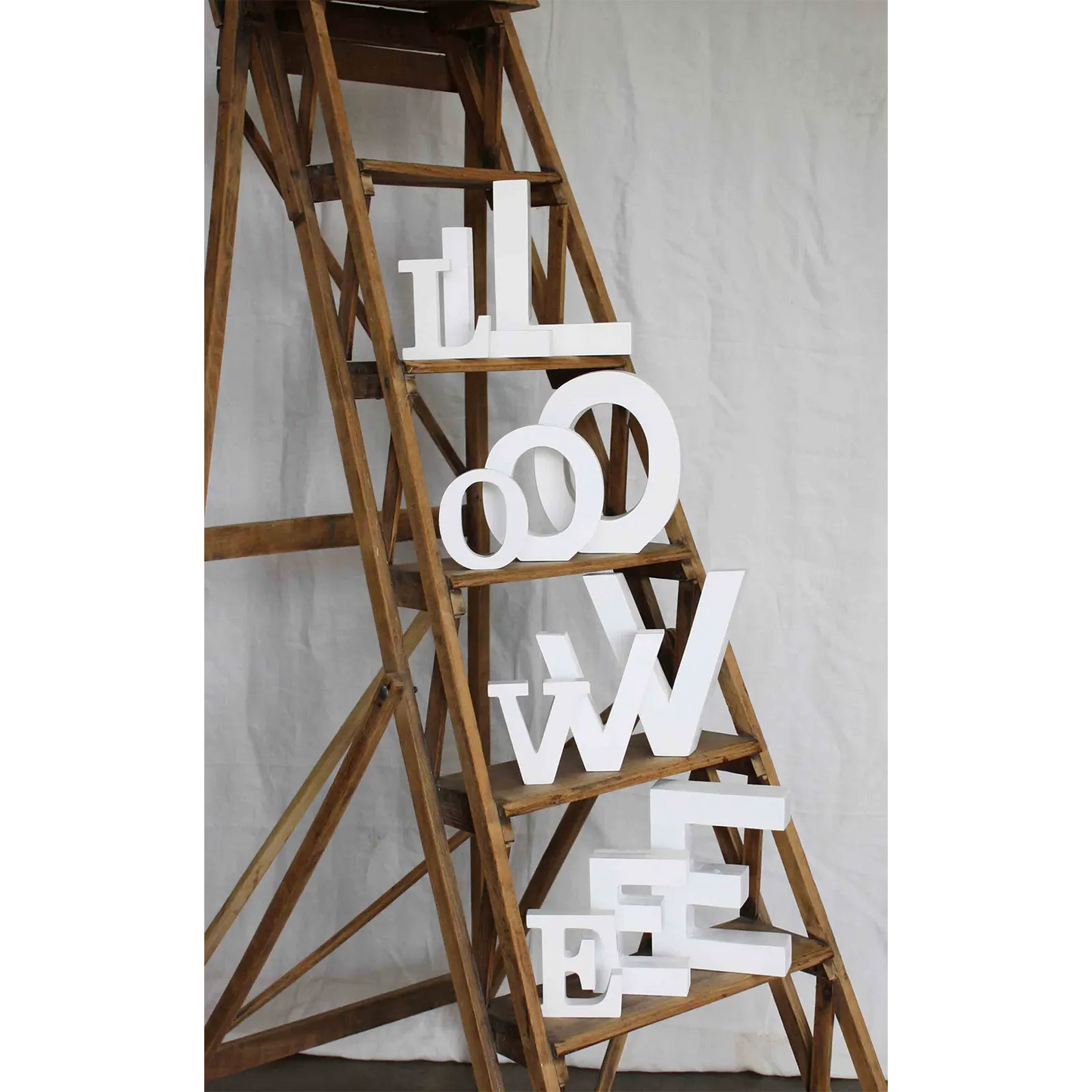 lettres LOVE de différentes tailles sur escabeau