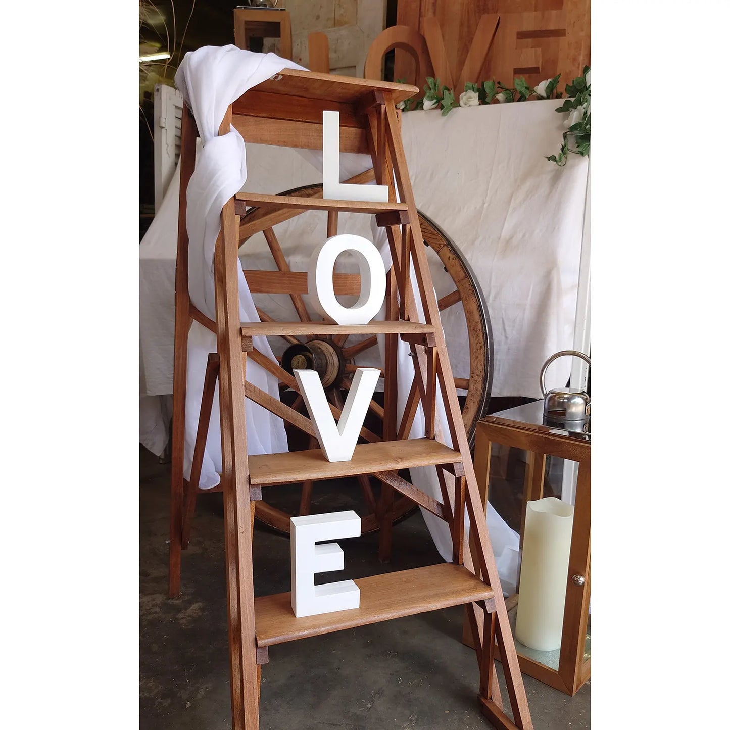 lettres LOVE blanches sur escabeau en bois