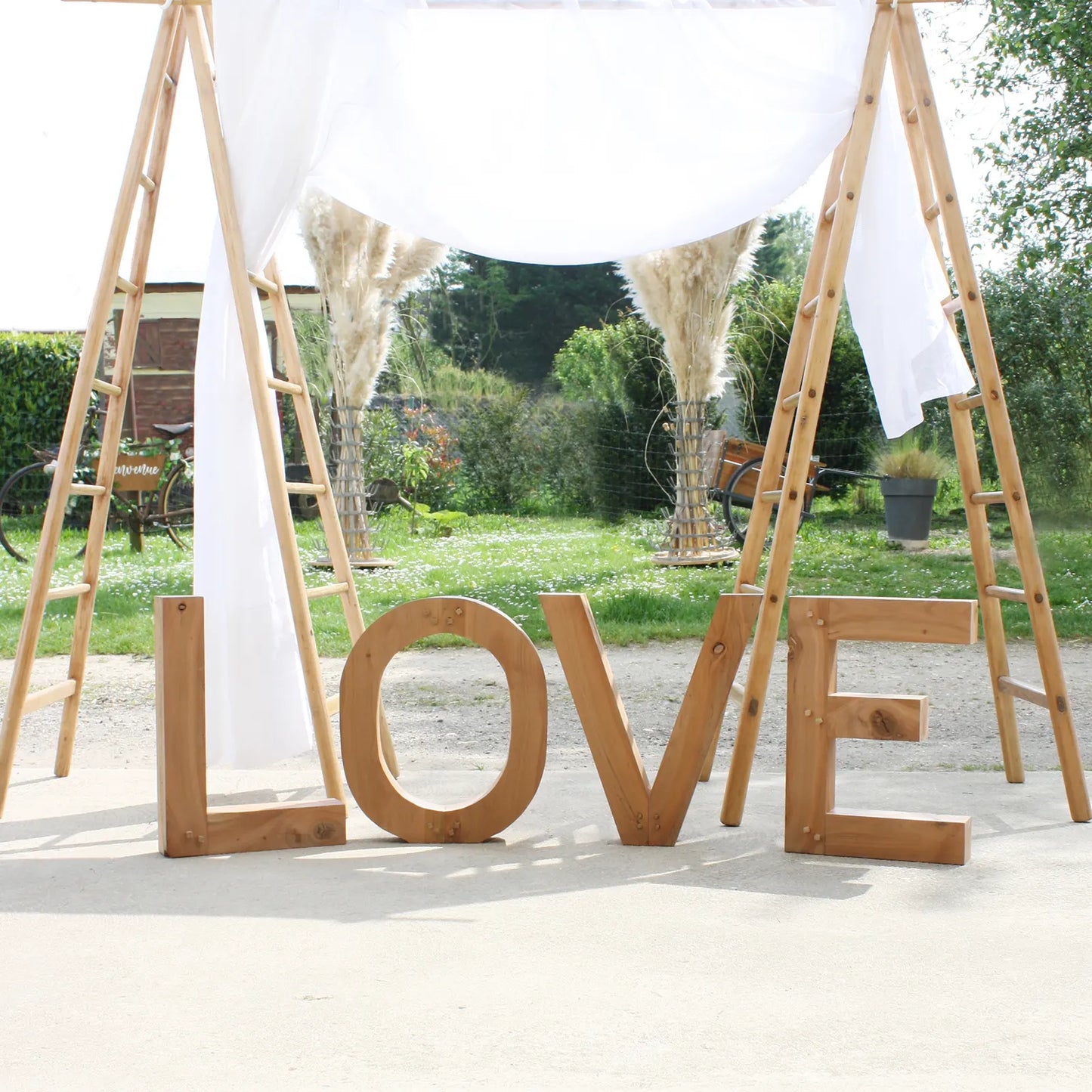 lettres en bois posées au sol