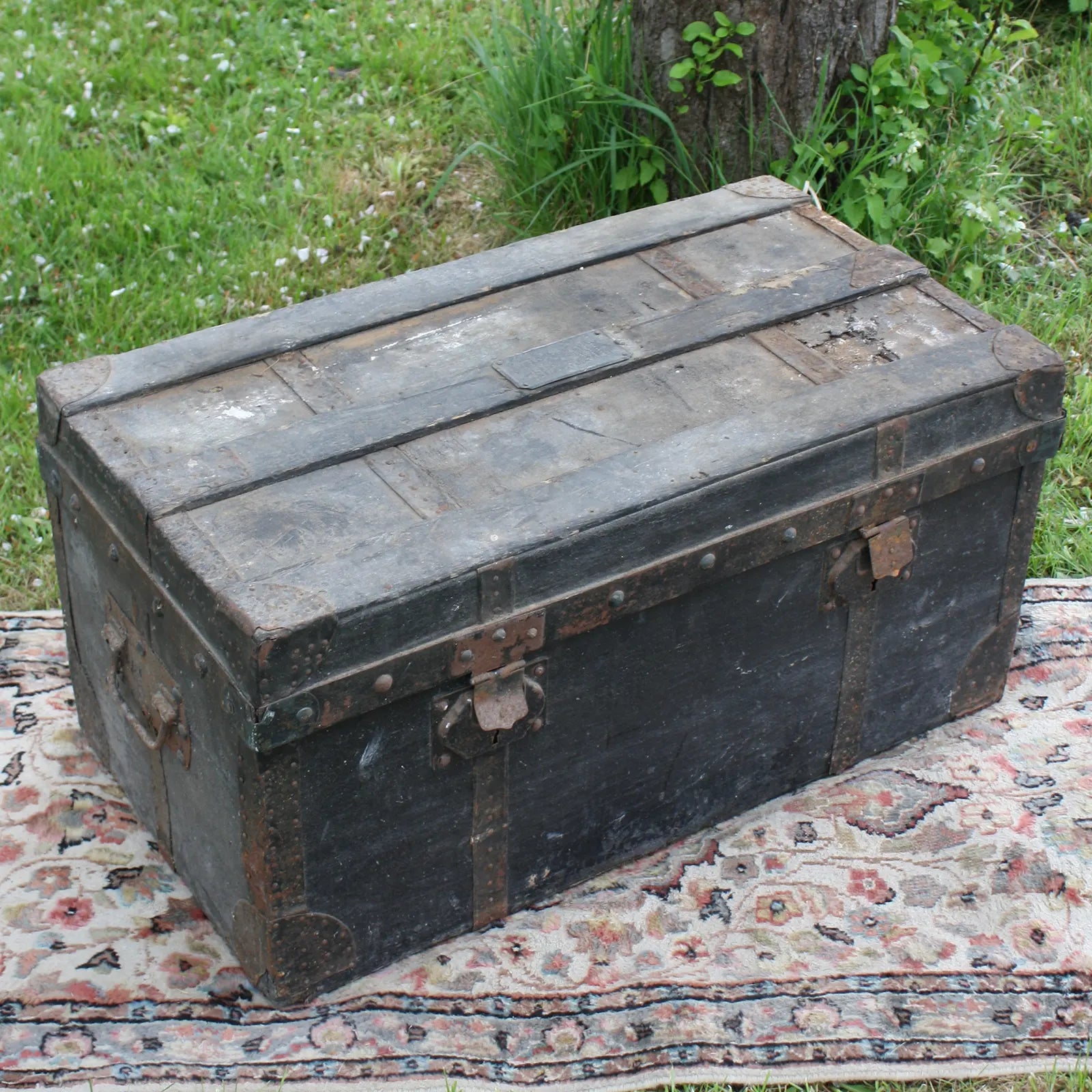 malle ancienne mystérieuse