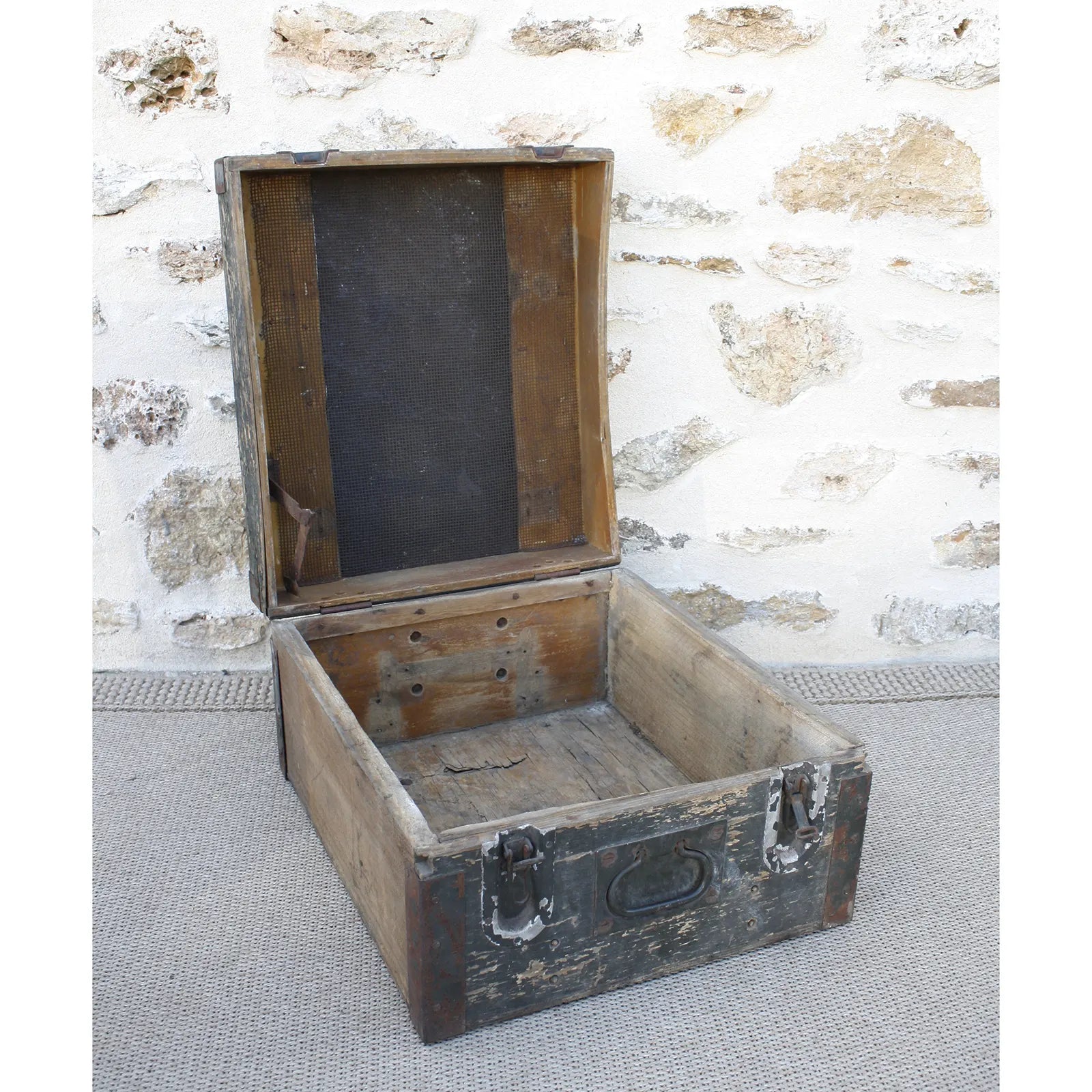 malle en bois ouverte