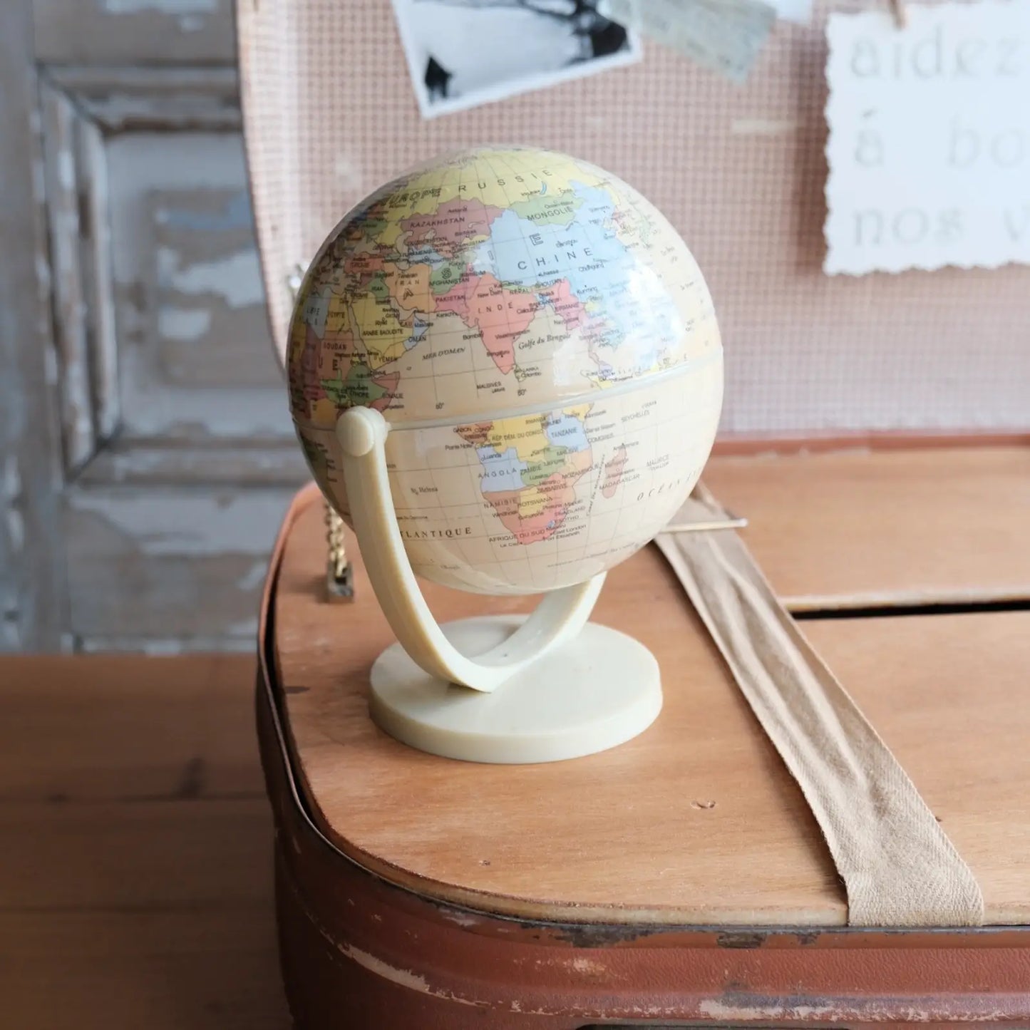 Mini globe terrestre vintage sur valise urne