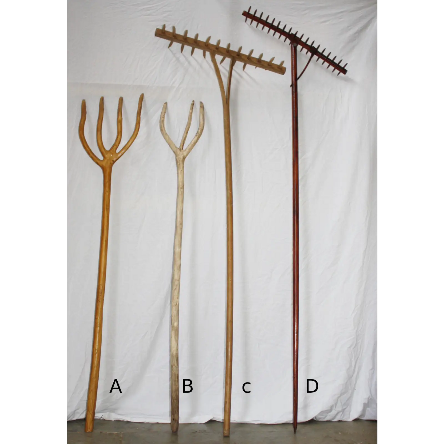 Outils de jardin en bois anciens
