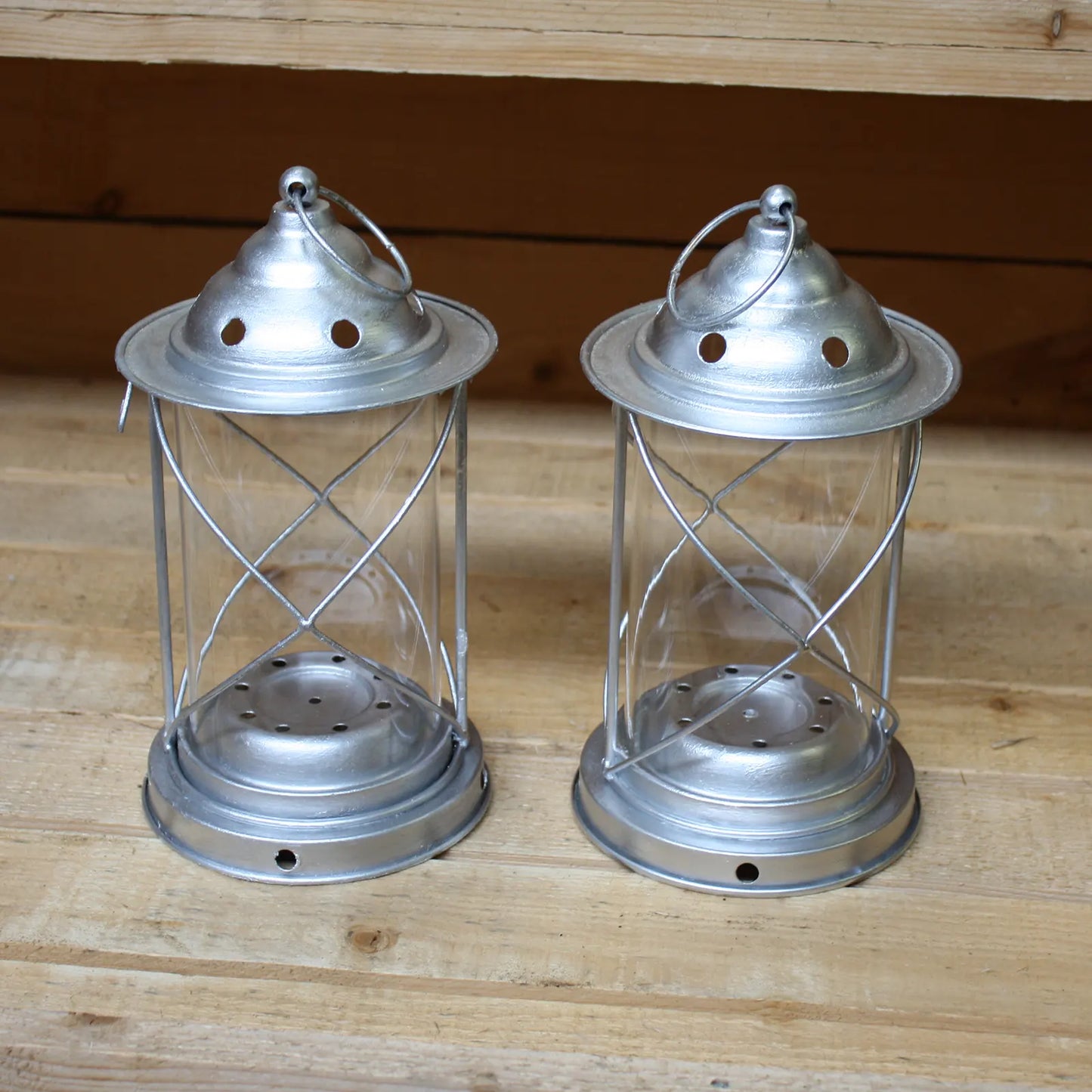 lanternes verre et métal avec petits chapeaux