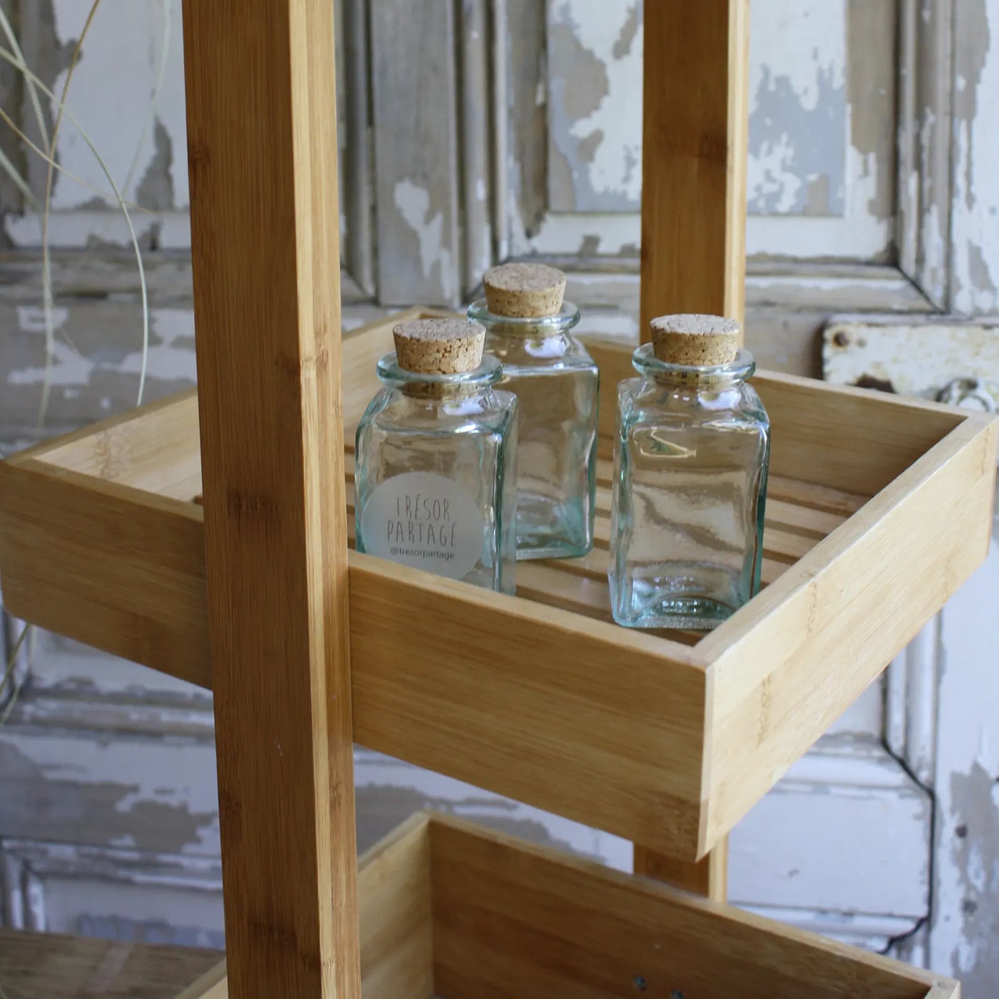 Cadeaux invités dans étagère en bambou trois étages