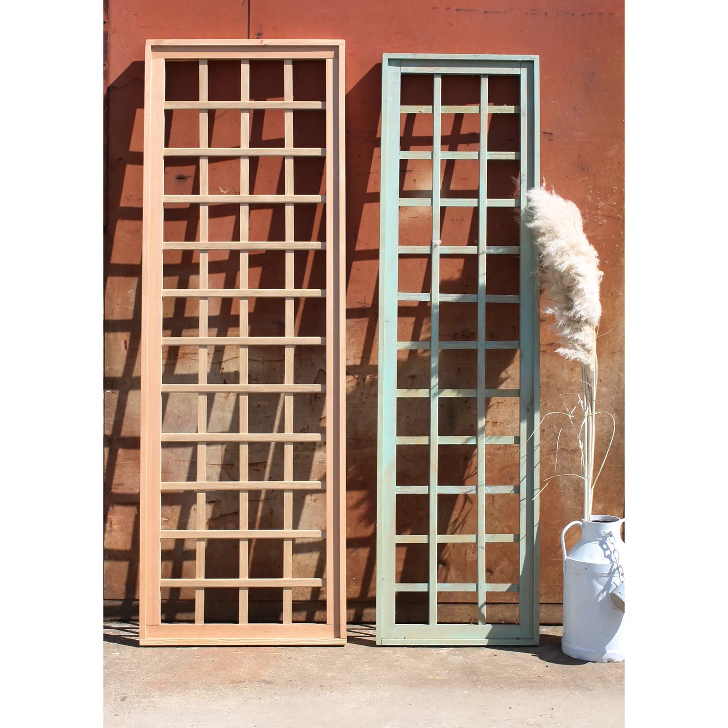 Panneaux claustras posés contre un mur
