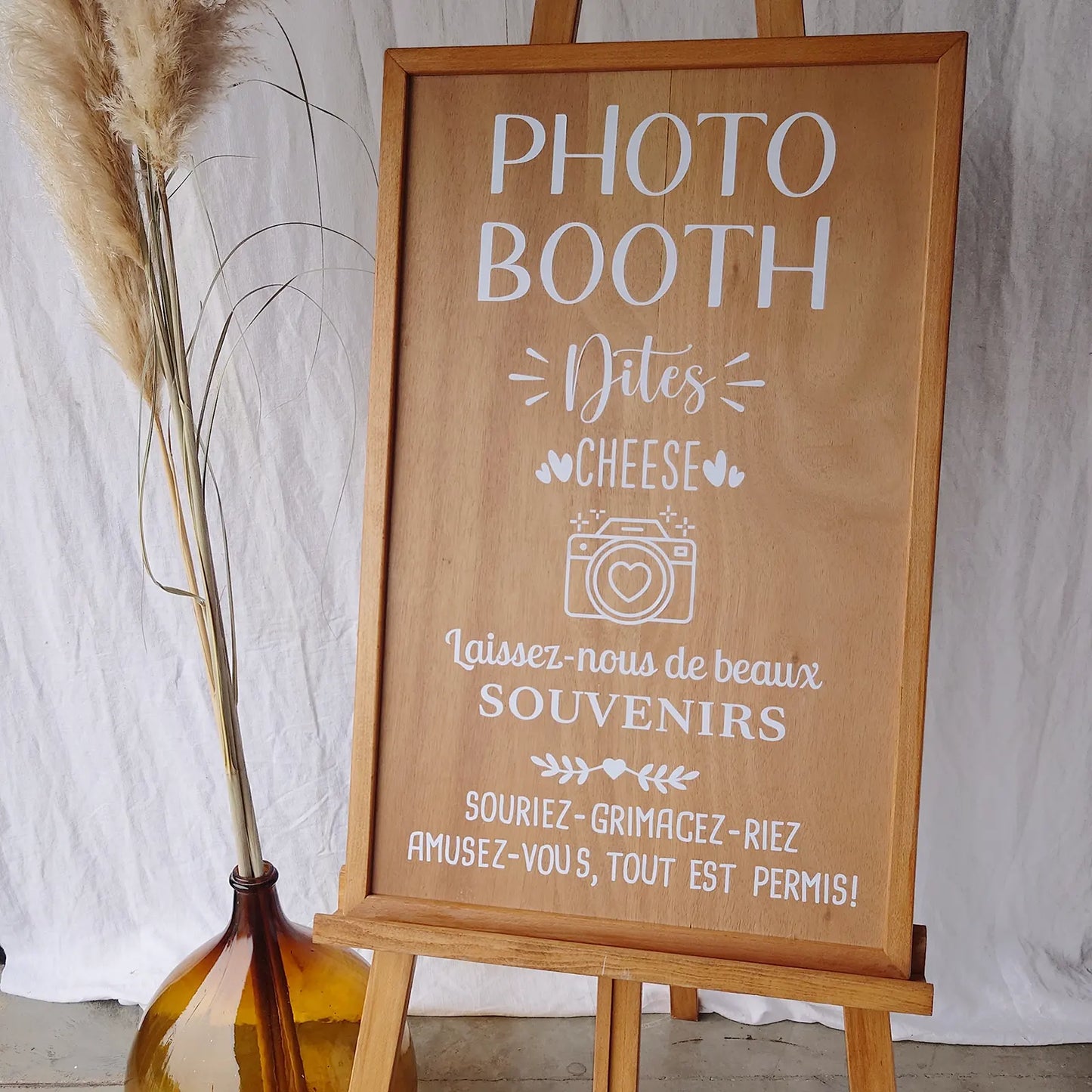 Panneau photobooth avec lettrage adhésif blanc