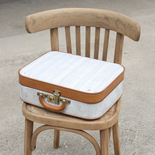 Petite valise pour enfant sur chaise en bois