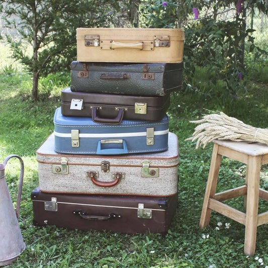 Pile de valises dans la nature avec décorations champêtre