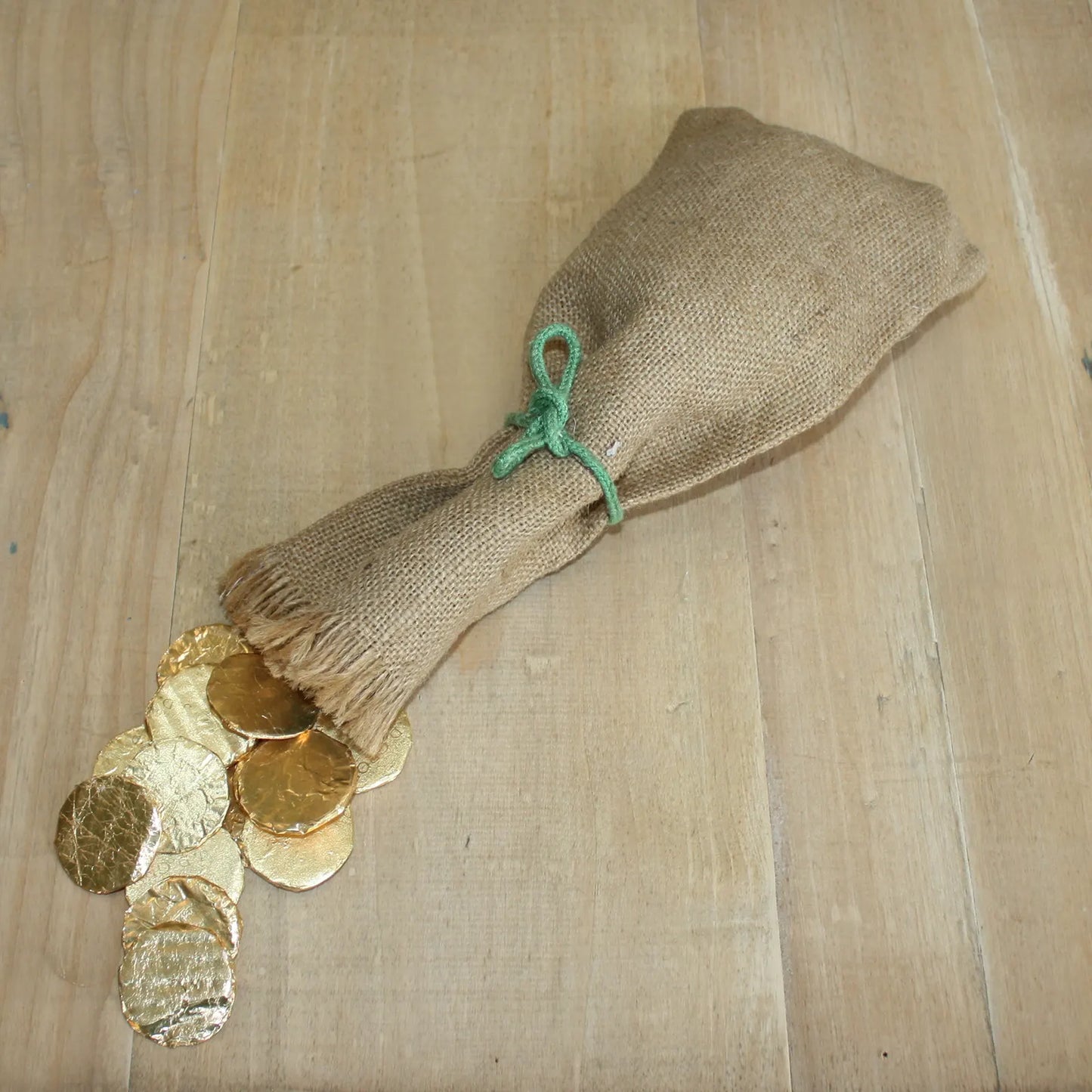 Pochon en toile de jute avec pieces d'or