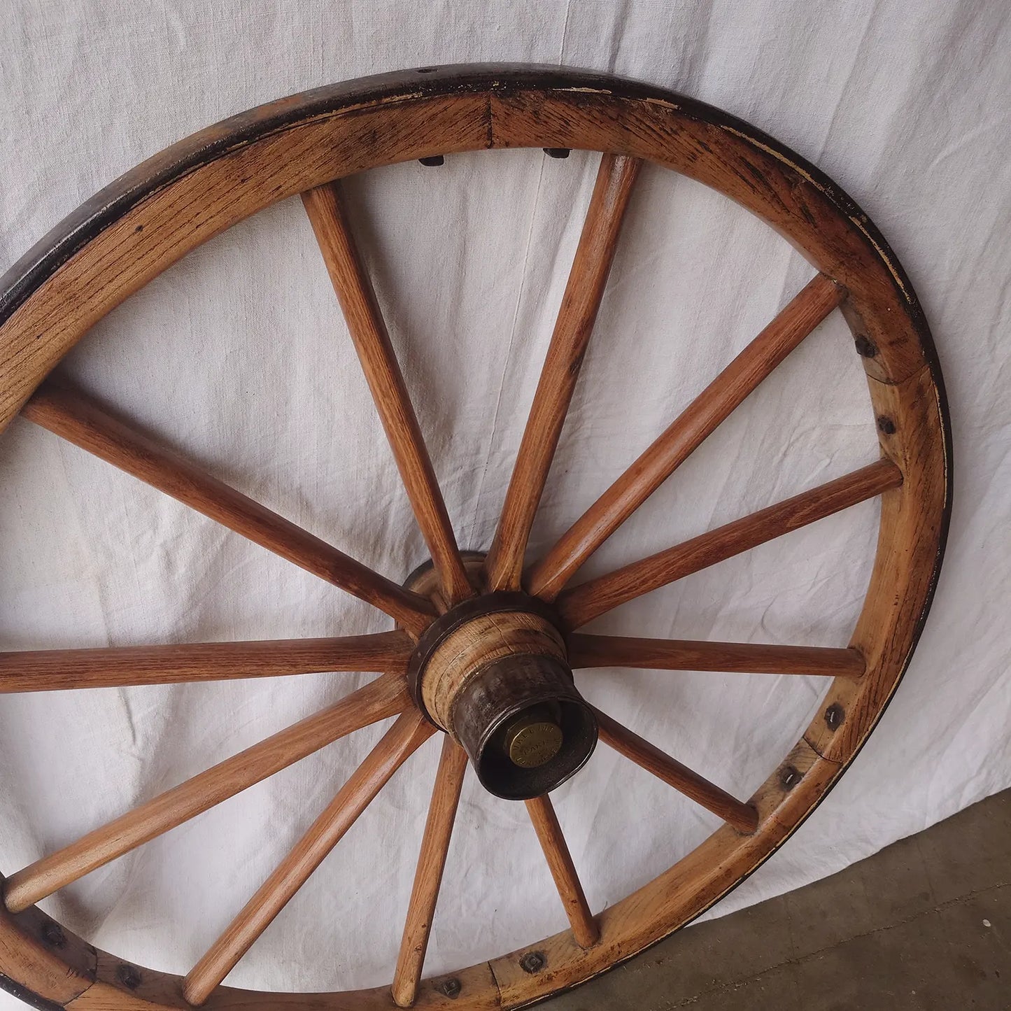 Roue en bois de charette ancienne