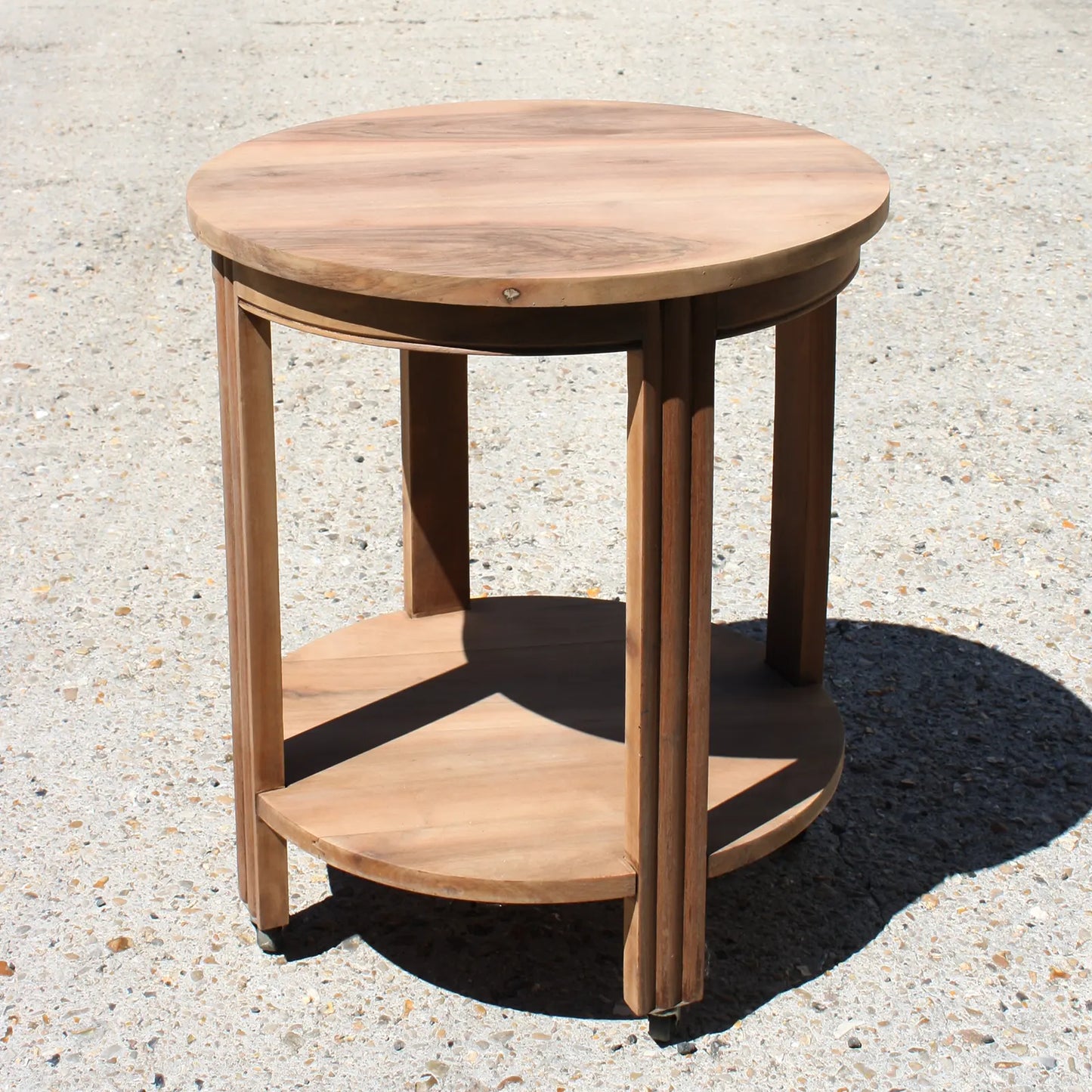 table d'appoint ronde avec deux étagères style art déco sur roulettes
