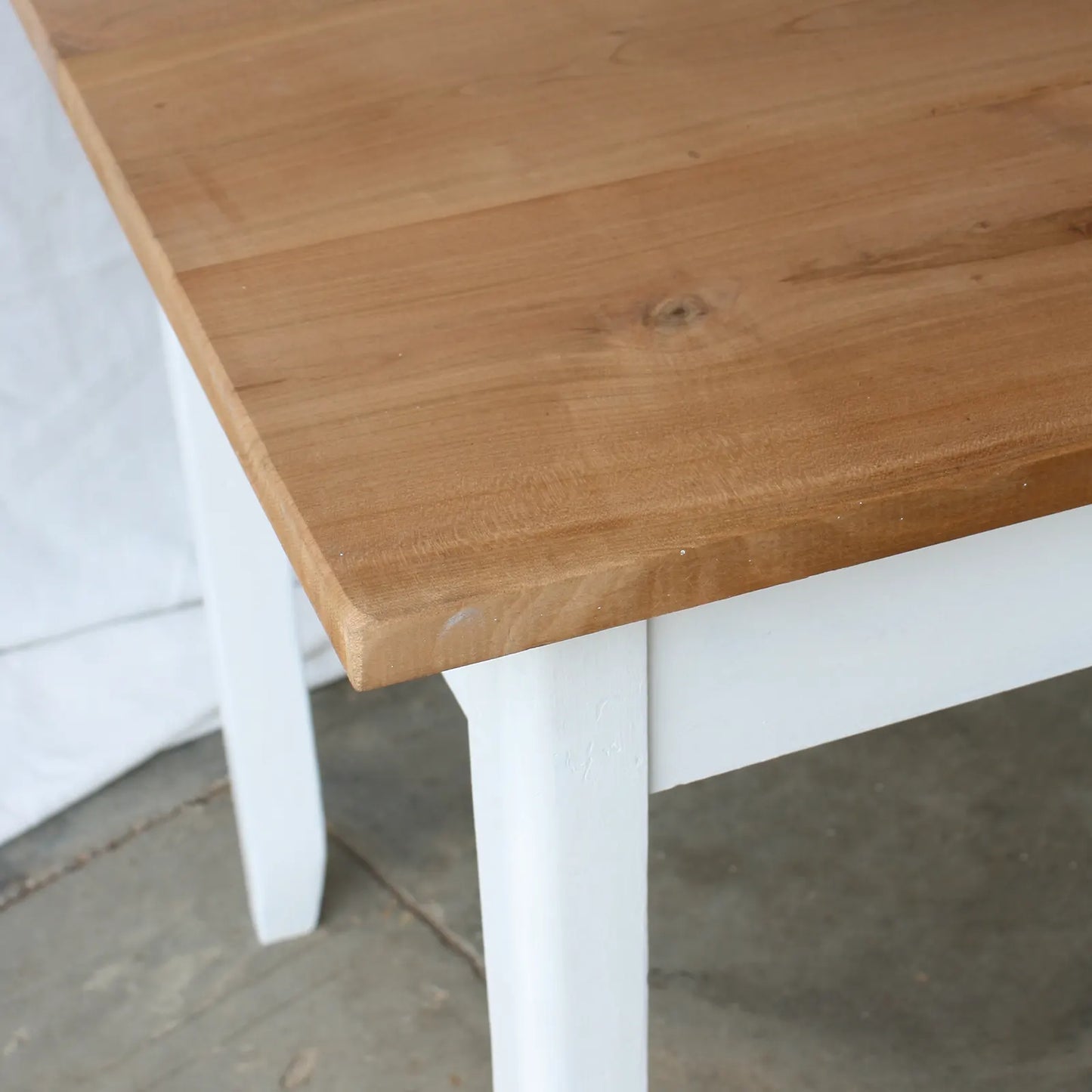 détail plateau en bois d'une table pour livre d'or