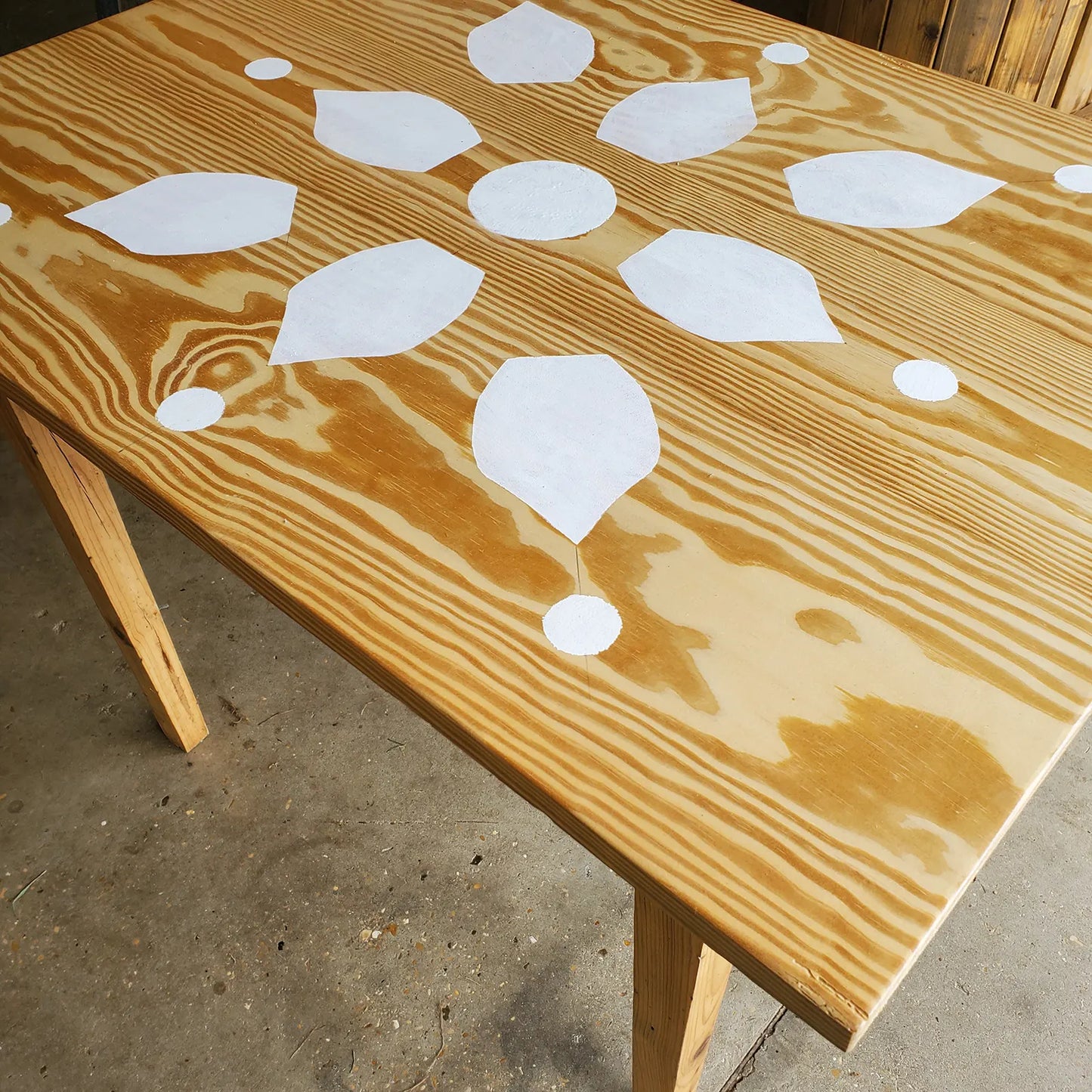 Détail fleur peinte sur plateau en bois