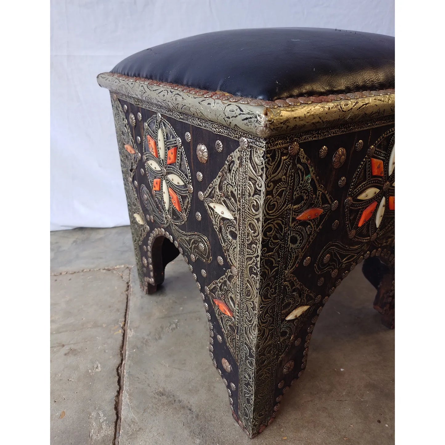 Tabouret noir bohème