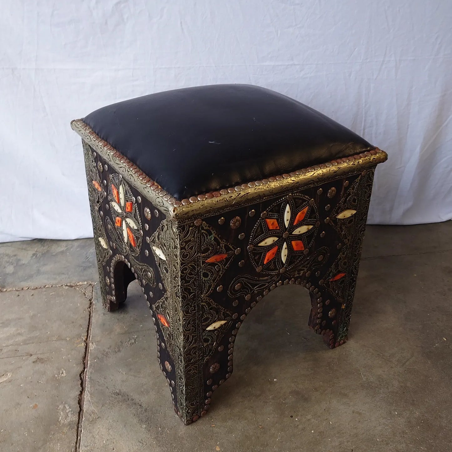 Tabouret noir style bohème