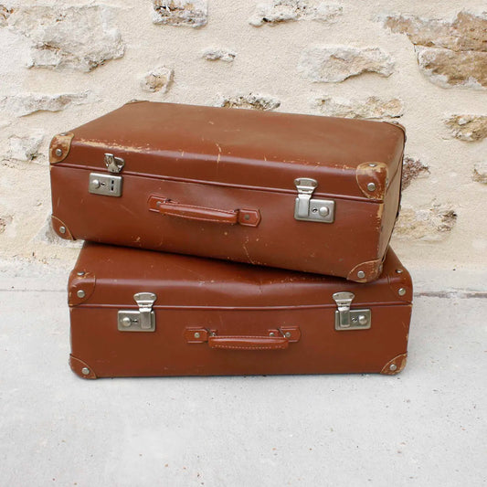 Deux valises empiléee anciennes