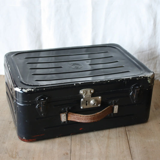 Petite valise fermée en métal avec dessin ancre marine
