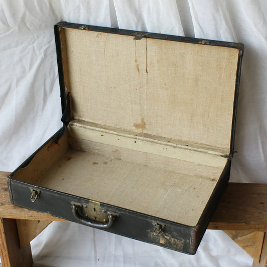 valise noire vintage avec intérieur tissu