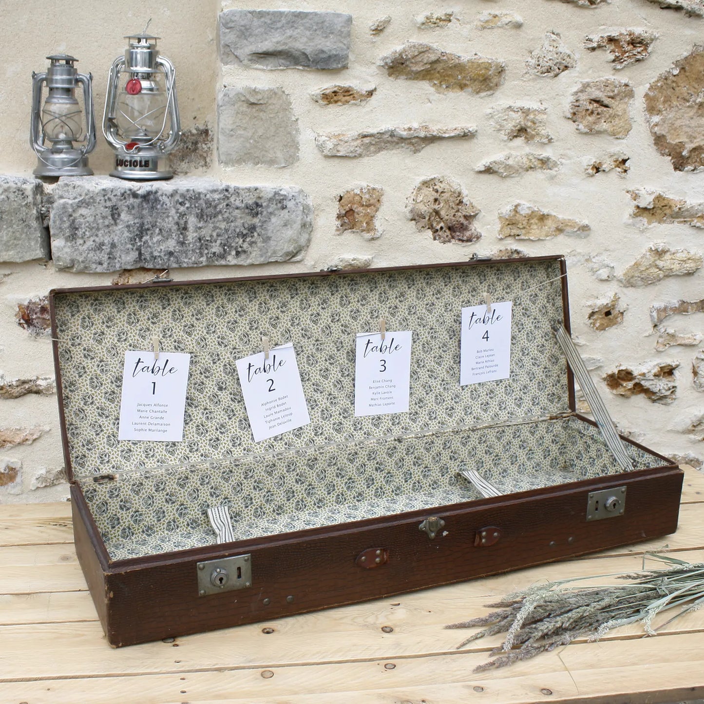 Grande valise ouverte avec ficelle pour épingler