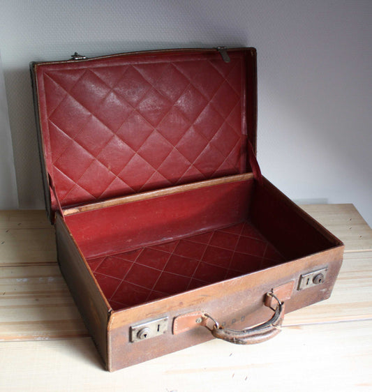 intérieur matelassé rouge d'une valise
