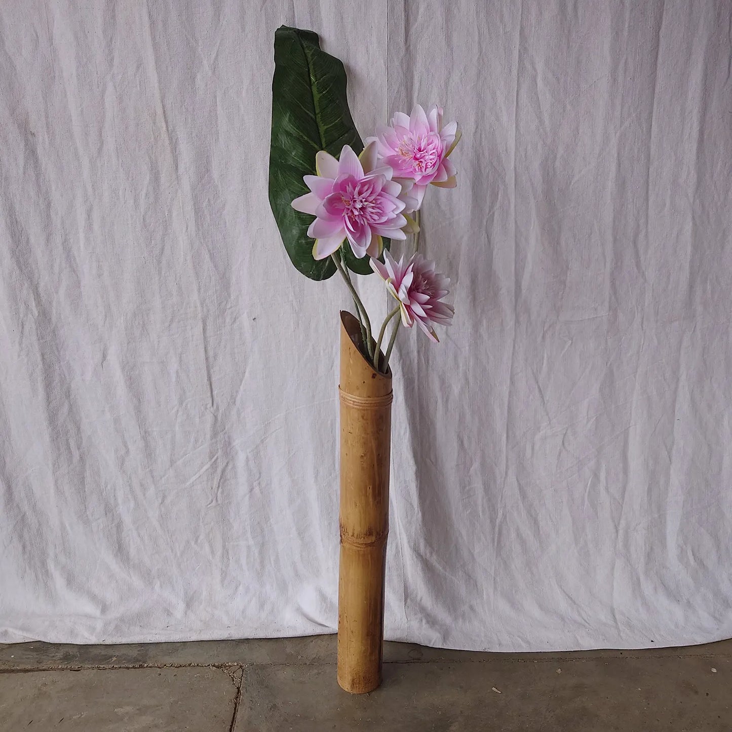 Vase bambou avec fleurs