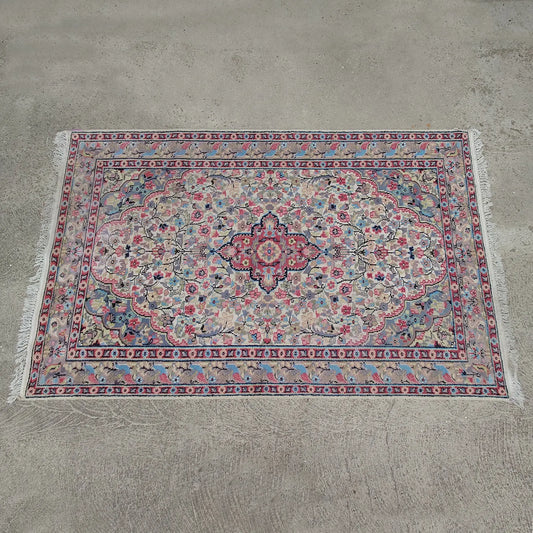 Tapis rose et beige motif floral