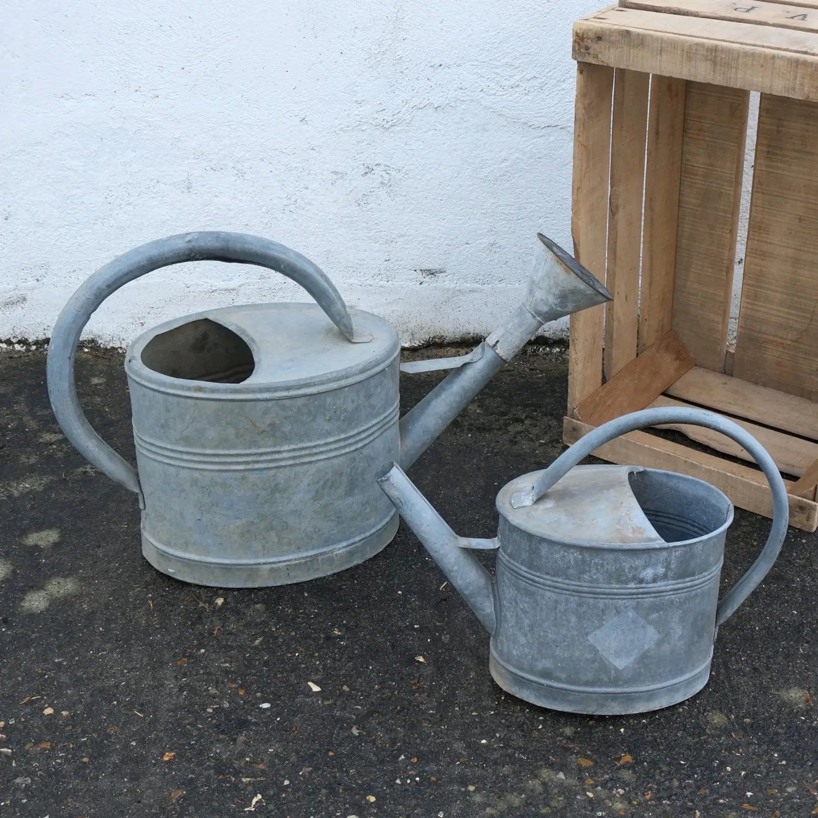 Deux arrosoirs en zinc anciens