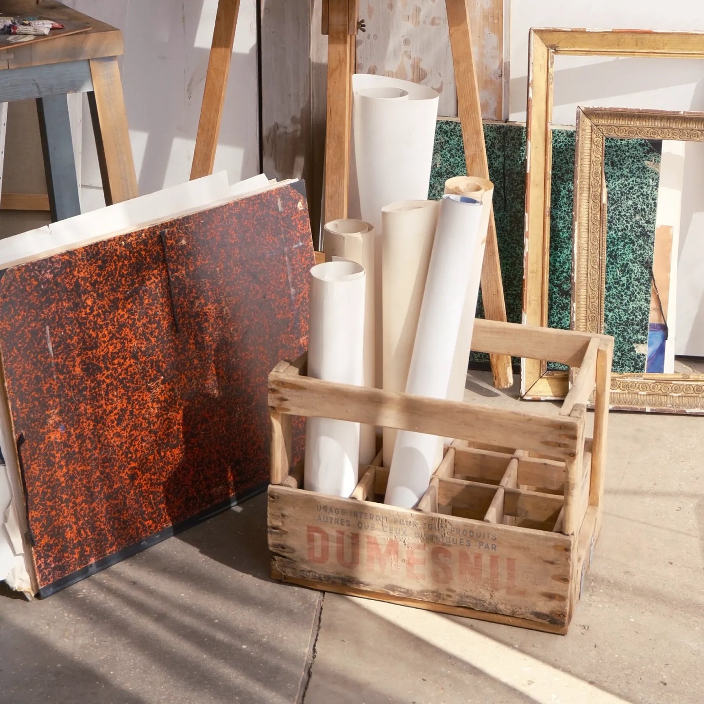 caisse en bois avec rouleaux atelier d'art