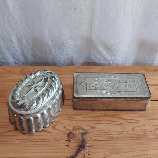 Boite et moule anciens en métal