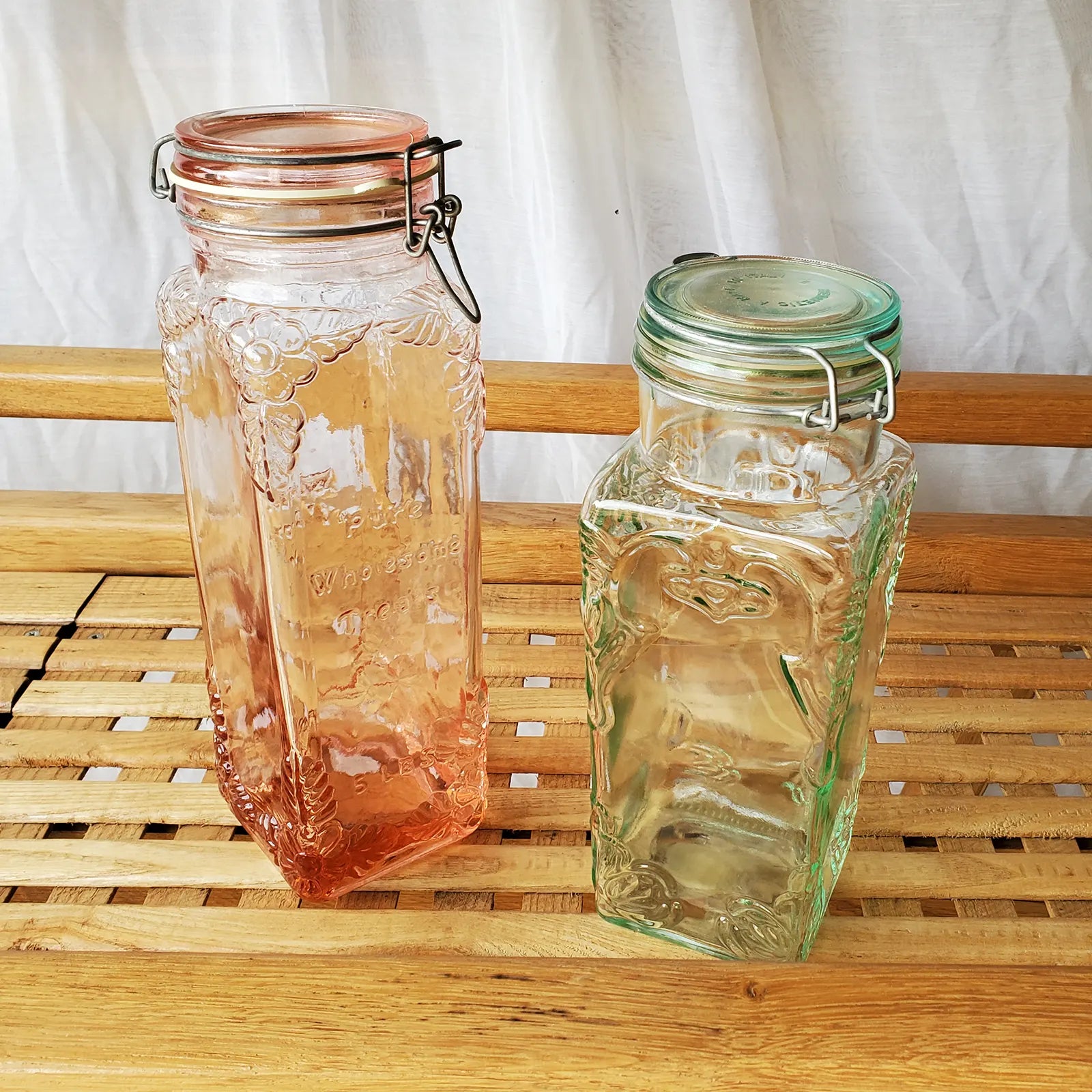 Deux bonbonnières en verre coloré