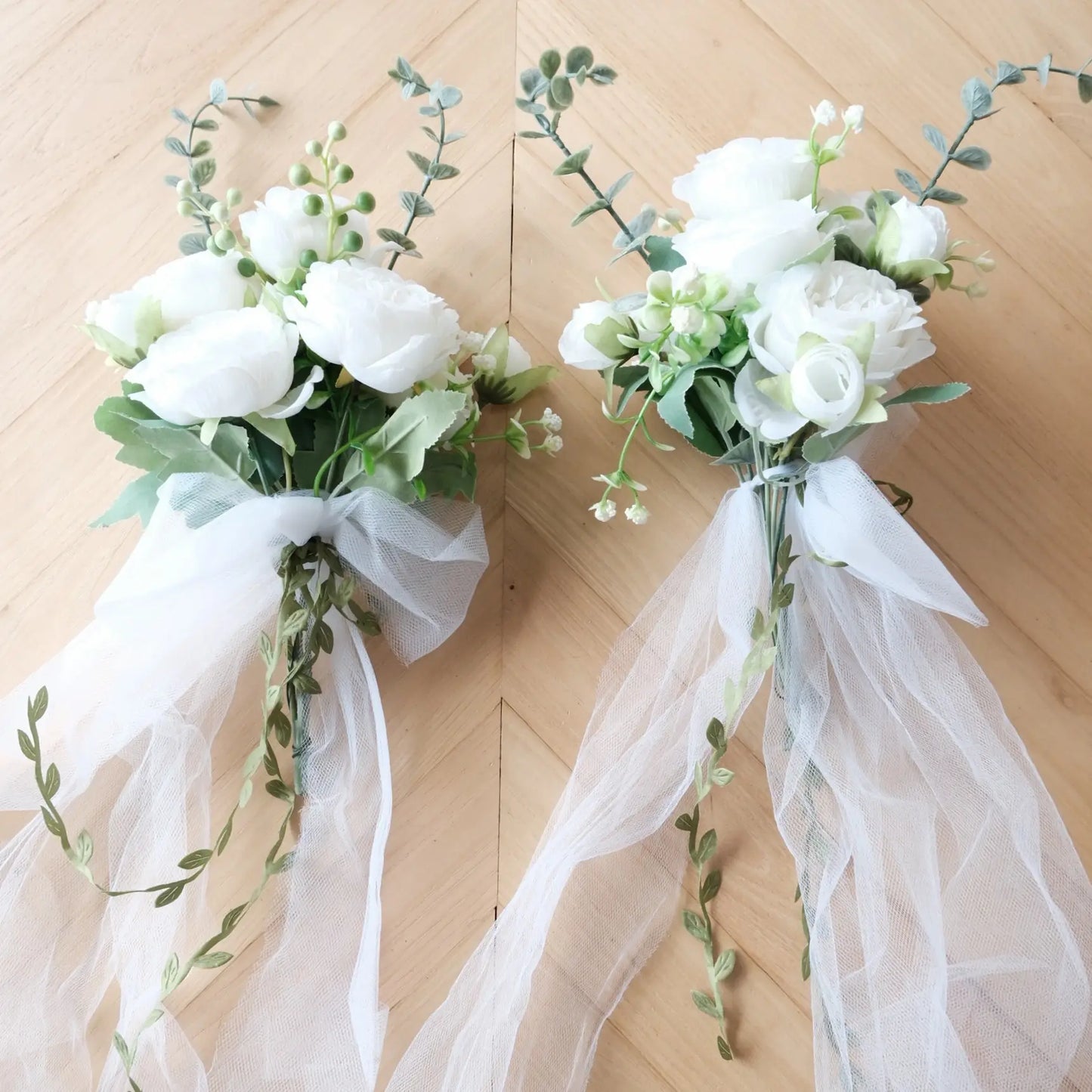 Bouquet de fausses roses blanches et eucalyptus